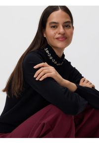 Reserved - Sweter z ozdobną aplikacją - czarny. Kolor: czarny. Materiał: wiskoza, dzianina. Wzór: aplikacja #1