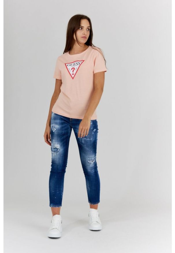 Guess - GUESS Brzoskwiniowy t-shirt damski z trójkątnym logo. Kolor: pomarańczowy. Wzór: nadruk