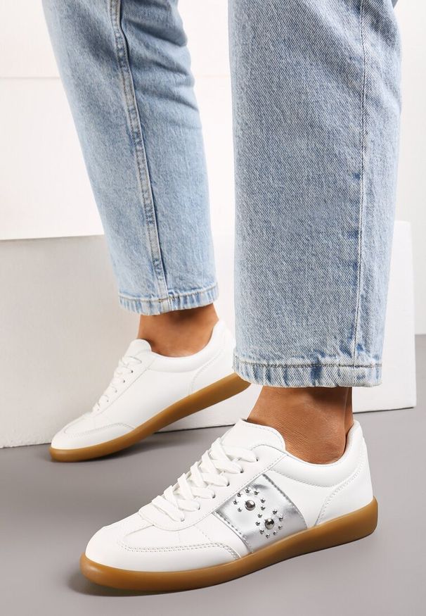 Renee - Biało-Srebrne Sneakersy na Płaskiej Podeszwie z Wiązaniem i Ozdobną Wstawką Drukesti. Nosek buta: okrągły. Zapięcie: sznurówki. Kolor: biały. Materiał: materiał. Obcas: na płaskiej podeszwie. Wysokość obcasa: niski