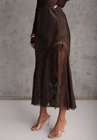 Renee - Brązowa Satynowa Spódnica Ozdobiona Rozcięciem na Nogę i Koronką Saviraet. Kolor: brązowy. Materiał: satyna, koronka. Wzór: aplikacja, koronka. Styl: elegancki #3