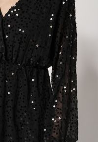 Born2be - Czarna Cekinowa Sukienka o Rozkloszowanym Kroju z Długimi Rękawami Reira. Okazja: na imprezę. Kolor: czarny. Materiał: poliester. Długość rękawa: długi rękaw. Styl: elegancki #2