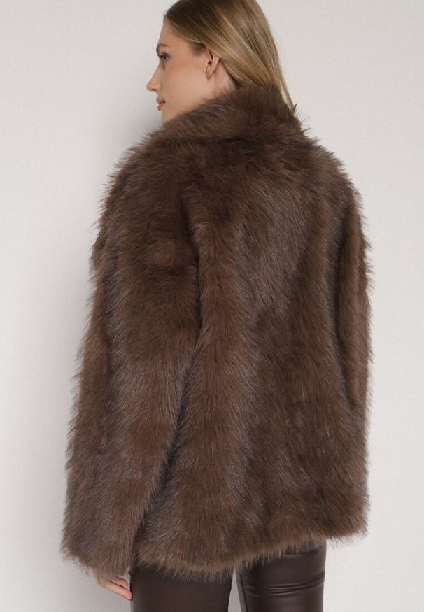 Born2be - Brązowa Kurtka Futerko o Dwurzędowym Kroju Oversize Nevisa. Okazja: do pracy, na spotkanie biznesowe. Kolor: brązowy. Materiał: futro. Sezon: zima, jesień. Styl: biznesowy