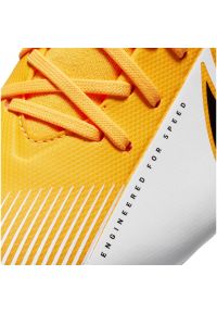 Buty piłkarskie Nike Superfly 7 Academy Mg Jr AT8120-801 wielokolorowe pomarańcze i czerwienie. Kolor: wielokolorowy. Materiał: materiał, tkanina, syntetyk. Szerokość cholewki: normalna. Sezon: jesień. Sport: piłka nożna #9