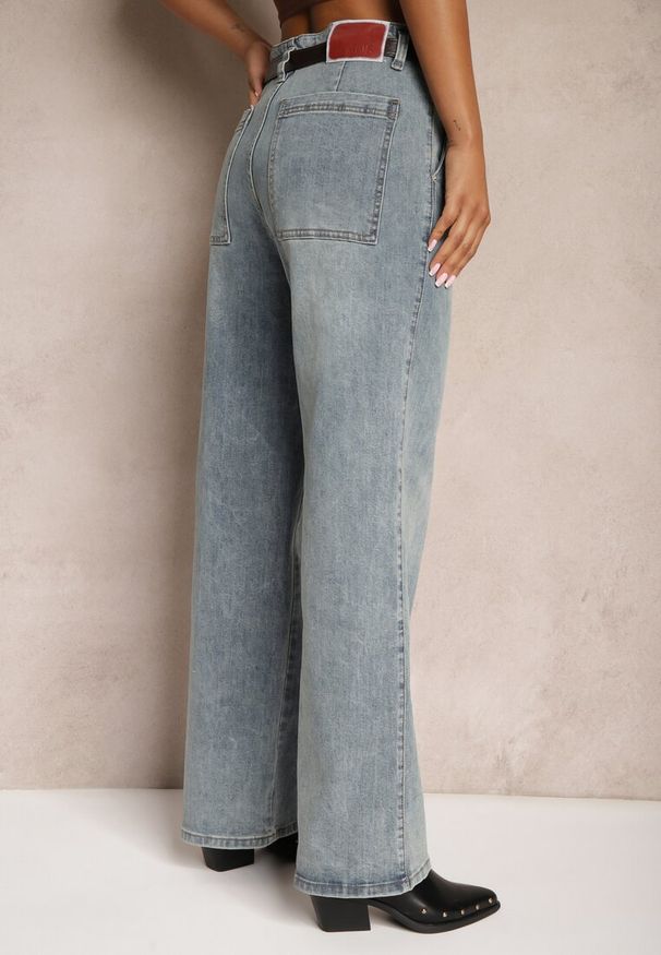 Renee - Jasnoniebieskie Bawełniane Szerokie Jeansy High Waist Ozdobione Paskiem Terilainas. Okazja: do pracy. Stan: podwyższony. Kolor: niebieski. Długość: długie. Wzór: aplikacja. Styl: sportowy, elegancki