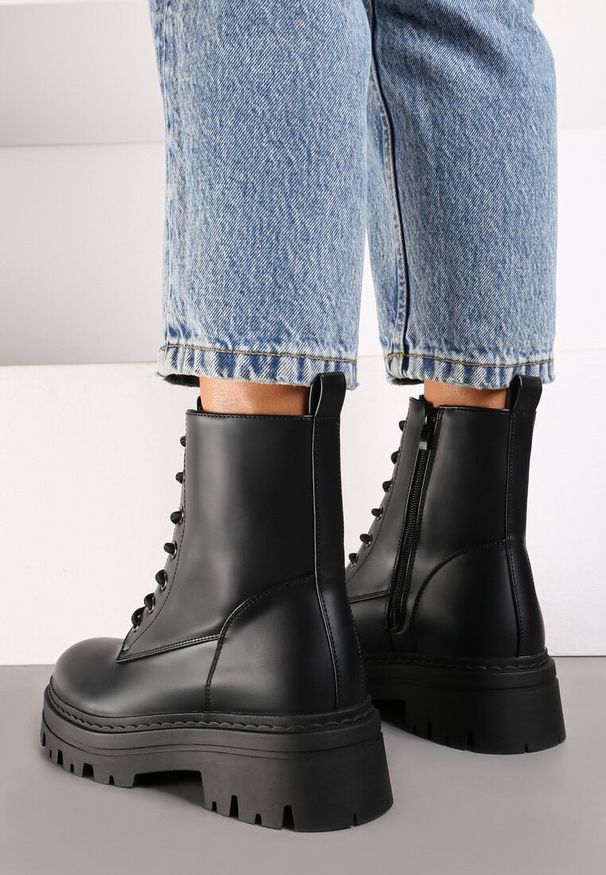 Born2be - Czarne Sznurowane Botki Workery na Grubej Podeszwie z Ociepleniem Vainella. Okazja: na co dzień. Kolor: czarny. Materiał: skóra, jeans. Styl: casual, klasyczny