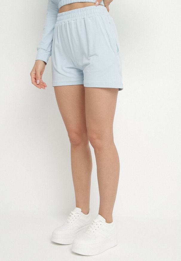 Born2be - Jasnoniebieski Bawełniany Komplet Sportowy Bluza z Kapturem i Szorty Izilia. Kolor: niebieski. Materiał: bawełna