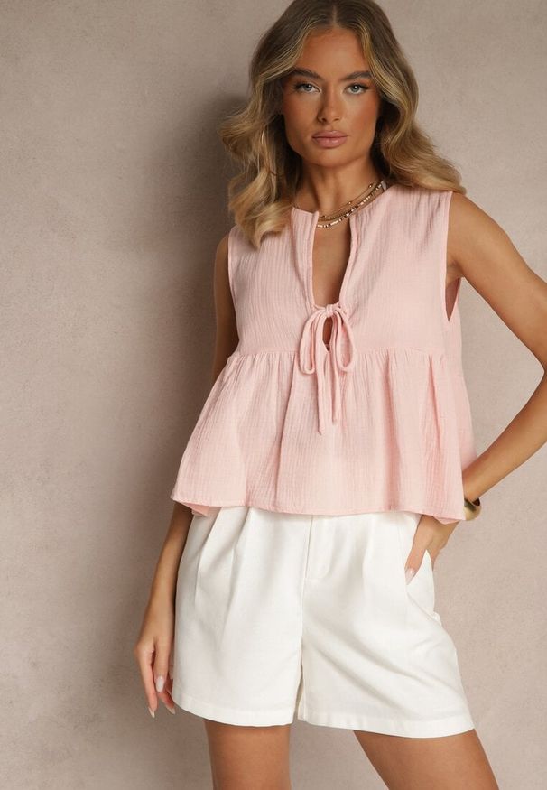 Renee - Różowa Bluzka Top z Bawełny Wiązana z Przodu z Falbanką Comila. Kolor: różowy. Materiał: bawełna. Sezon: lato