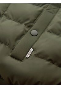 Ombre Clothing - Pikowana męska kurtka bomberka z wysokim kołnierzem – ciemnooliwkowa V3 - Rozmiar: S. Typ kołnierza: kołnierzyk stójkowy. Kolor: oliwkowy. Materiał: guma, syntetyk, poliester, materiał. Wzór: aplikacja. Styl: sportowy #7