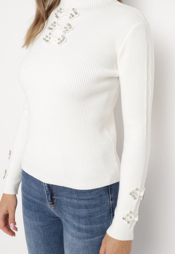 Born2be - Biały Golf z Prążkowanego Materiału Ozdobiony Cyrkoniami Felorae. Okazja: na co dzień. Typ kołnierza: golf. Kolor: biały. Długość: długie. Wzór: aplikacja. Materiał: prążkowany, materiał. Długość rękawa: długi rękaw. Sezon: jesień, wiosna. Styl: wizytowy, klasyczny, casual, elegancki