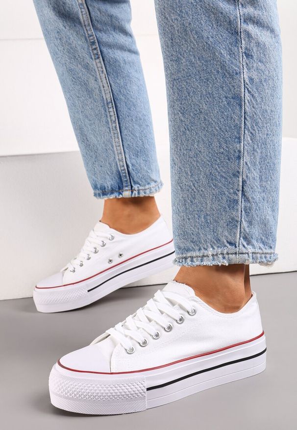 Renee - Biało-Czerwone Klasyczne Trampki przed Kostkę na Grubej Podeszwie Lindeheta. Okazja: na co dzień. Wysokość cholewki: przed kostkę. Kolor: biały. Materiał: jeans. Styl: klasyczny