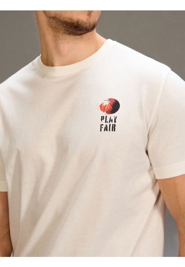 Sinsay - Bawełniana koszulka z nadrukiem - kremowy. Kolor: kremowy. Materiał: bawełna. Wzór: nadruk