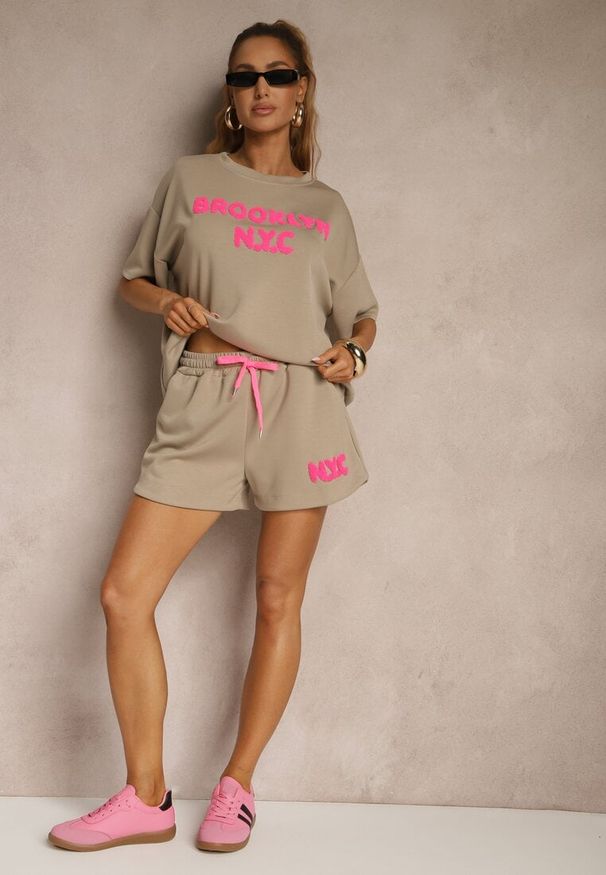 Renee - Ciemnobeżowy Komplet z Wiskozą o Fasonie Oversize T-shirt i Szorty Lirafina. Kolor: beżowy. Materiał: wiskoza