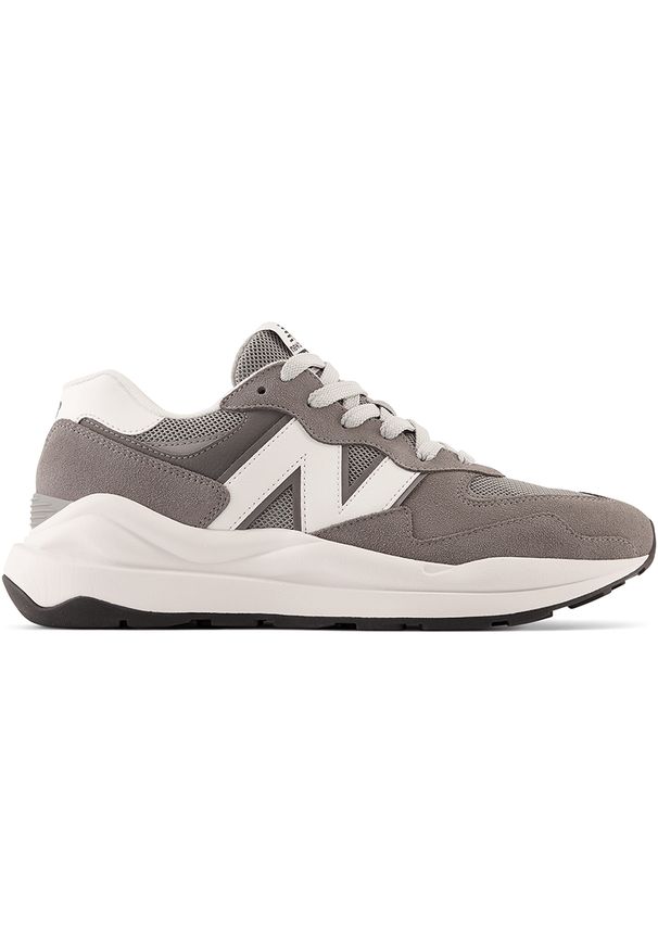 Buty męskie New Balance M5740VPB – szare. Okazja: na co dzień. Kolor: szary. Materiał: materiał, skóra, syntetyk, guma. Szerokość cholewki: normalna. Sezon: jesień, wiosna