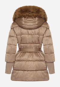 Born2be - Ciemnobeżowa Kurtka z Pikowanymi Przeszyciami Paskiem i Kapturem z Futrem Lidanessa. Okazja: na co dzień. Kolor: beżowy. Materiał: futro. Styl: casual #7
