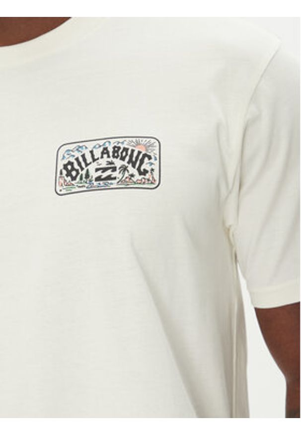 Billabong T-Shirt Scenic Arch Adiv Ss 24A501539 Biały Regular Fit. Kolor: biały. Materiał: bawełna