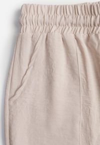 Renee - Jasnobeżowe Szerokie Spodnie z Wiskozą z Gumką w Pasie Lealirre. Okazja: na co dzień. Kolor: beżowy. Materiał: wiskoza. Wzór: gładki. Styl: casual #6