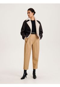 Reserved - Spodnie cygaretki z paskiem - beżowy. Kolor: beżowy. Materiał: bawełna, włókno #1