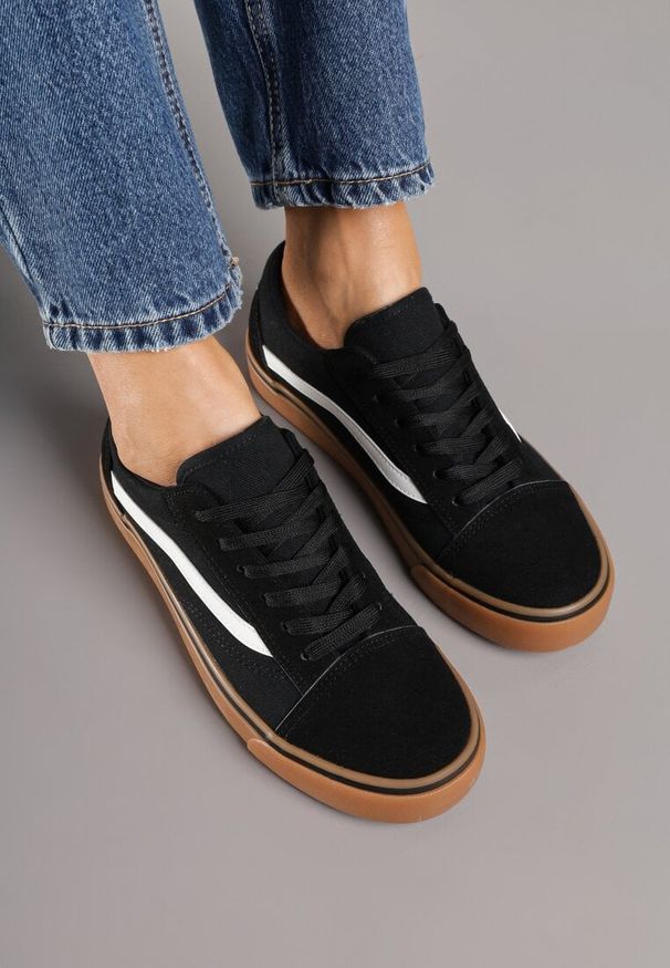 Renee - Czarno-Beżowe Tenisówki z Boczną Naszywką Simeris. Kolor: czarny. Materiał: jeans. Wzór: aplikacja. Styl: sportowy, klasyczny