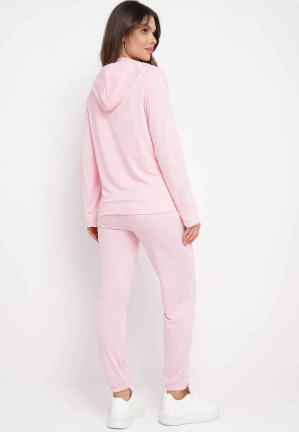 Born2be - Jasnoróżowy Komplet Dresowy Bluza Kangurka z Kapturem i Spodnie Joggery Triasa. Kolor: różowy. Materiał: dresówka