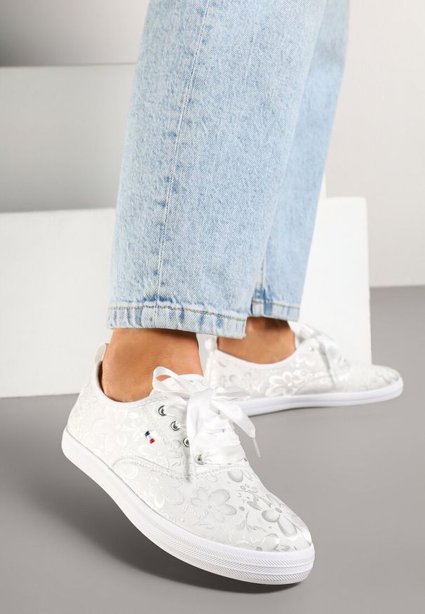 Renee - Białe Tenisówki Ozdobione Kwiatami Telesiena. Okazja: na co dzień. Kolor: biały. Materiał: jeans, satyna. Wzór: aplikacja, kwiaty. Styl: elegancki, casual
