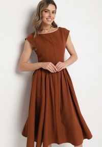 Born2be - Brązowa Rozkloszowana Sukienka Vices z Dekoltem Typu Łódka Milasena. Okazja: na co dzień. Kolor: brązowy. Materiał: jeans. Wzór: aplikacja. Typ sukienki: rozkloszowane. Styl: casual #4