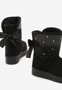 Renee - Czarne Śniegowce Susitna. Nosek buta: okrągły. Zapięcie: bez zapięcia. Kolor: czarny. Szerokość cholewki: normalna. Wzór: aplikacja. Wysokość cholewki: przed kolano. Materiał: futro, materiał, satyna. Sezon: zima. Styl: glamour #5