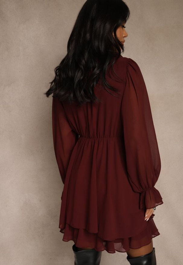 Renee - Bordowa Siateczkowa Sukienka o Rozkloszowanym Fasonie z Falbankami Zenniria. Okazja: na ślub cywilny, na co dzień, na imprezę, na wesele. Typ kołnierza: kołnierz z falbankami. Kolor: czerwony. Materiał: poliester. Styl: casual