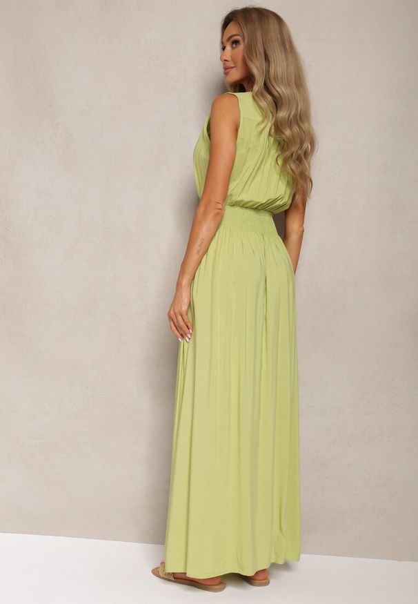 Renee - Zielona Taliowana Sukienka z Wiskozy Wykończona Gumkami w Talii i Kopertowym Dekoltem Kairidia. Okazja: na co dzień. Typ kołnierza: dekolt kopertowy. Kolor: zielony. Materiał: wiskoza. Typ sukienki: kopertowe. Styl: elegancki, casual