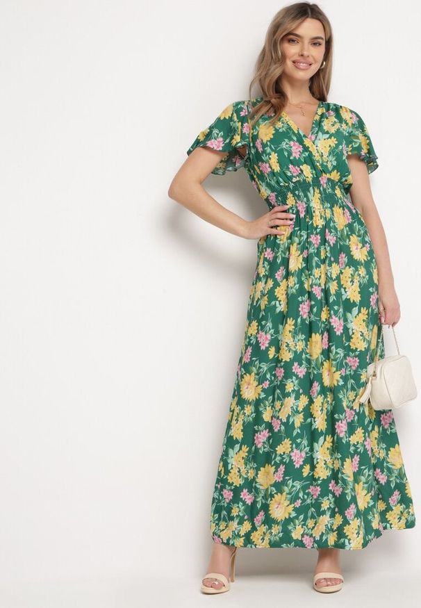 Born2be - Zielono-Żółta Wiskozowa Sukienka Maxi o Rozkloszowanym Kroju i Kopertowym Dekolcie w Kwiaty Arvelia. Typ kołnierza: dekolt kopertowy. Kolor: zielony. Materiał: wiskoza. Wzór: kwiaty. Sezon: lato. Typ sukienki: kopertowe. Długość: maxi