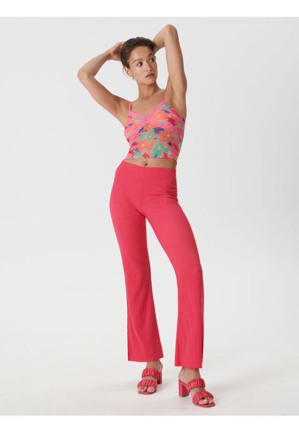 Sinsay - Crop top w kwiaty - różowy. Kolor: różowy. Materiał: materiał, koronka. Wzór: kwiaty