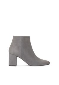 Kazar - Szare zamszowe botki na słupkowym obcasie. Kolor: szary. Materiał: zamsz. Szerokość cholewki: normalna. Obcas: na obcasie. Styl: klasyczny. Wysokość obcasa: średni #1