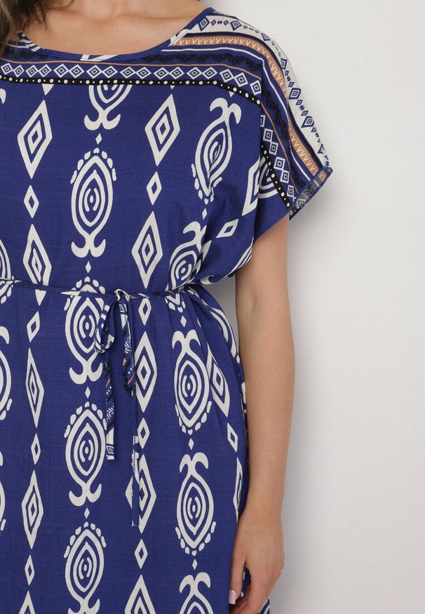 Born2be - Niebieska Pudełkowa Sukienka z Wiskozy w Etniczny Wzór Mirosela. Okazja: na co dzień. Kolor: niebieski. Materiał: wiskoza. Długość rękawa: krótki rękaw. Styl: klasyczny, casual, elegancki