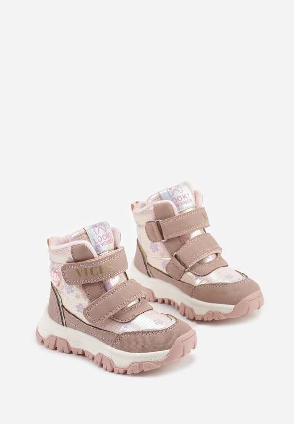 Born2be - Różowe Botki Vices w Kwiatki z Metalicznym Sercem Nelusea. Okazja: na uczelnię. Zapięcie: rzepy. Kolor: różowy. Materiał: jeans. Wzór: kwiaty. Styl: elegancki