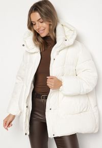 Born2be - Biała Pikowana Kurtka o Kroju Oversize z Kapturem Galandia. Okazja: na co dzień, na spacer. Typ kołnierza: kaptur. Kolor: biały. Materiał: poliester, jeans. Styl: casual, elegancki #7