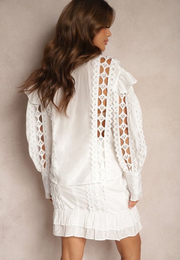 Renee - Biały Komplet Ażurowy z Bawełną Spódnica i Koszula Ozdobiona Guzikami z Pereł Leninia. Kolor: biały. Materiał: bawełna. Wzór: ażurowy, aplikacja