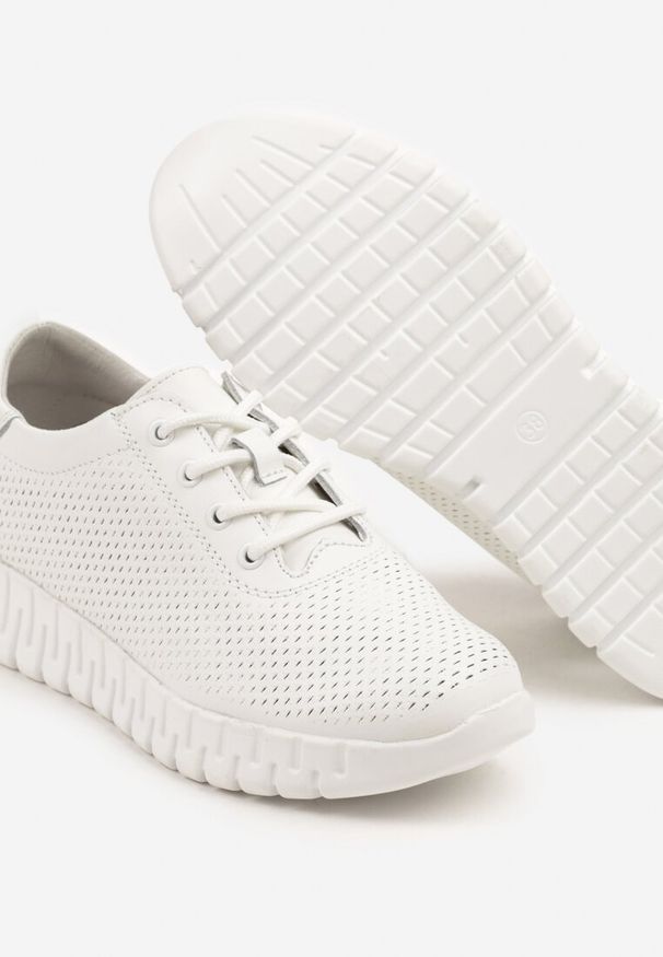 Born2be - Białe Skórzane Sneakersy z Ozdobną Perforacją i Tłoczoną Podeszwą Setalira. Okazja: na co dzień. Zapięcie: sznurówki. Kolor: biały. Materiał: skóra. Wzór: aplikacja