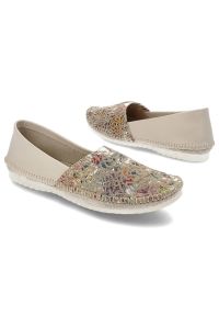 Beżowe Baleriny W Kwiaty Maciejka Wygodne Obuwie Damskie. Kolor: beżowy. Materiał: tkanina, skóra. Wzór: kwiaty. Styl: elegancki, klasyczny #7