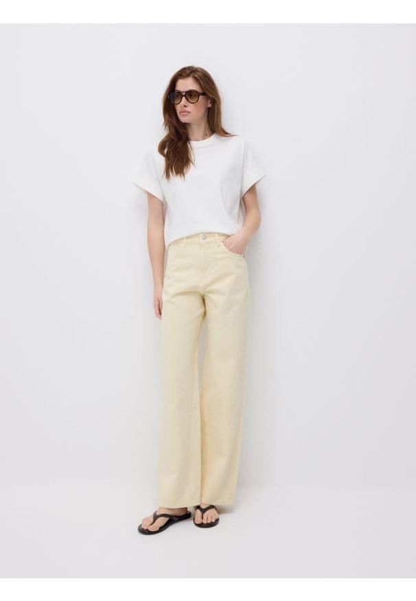 Reserved - Jeansy wide leg w prążek - żółty. Kolor: żółty. Wzór: prążki