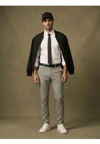 Sinsay - Spodnie slim fit z domieszką wiskozy - szary. Kolor: szary. Materiał: wiskoza #1