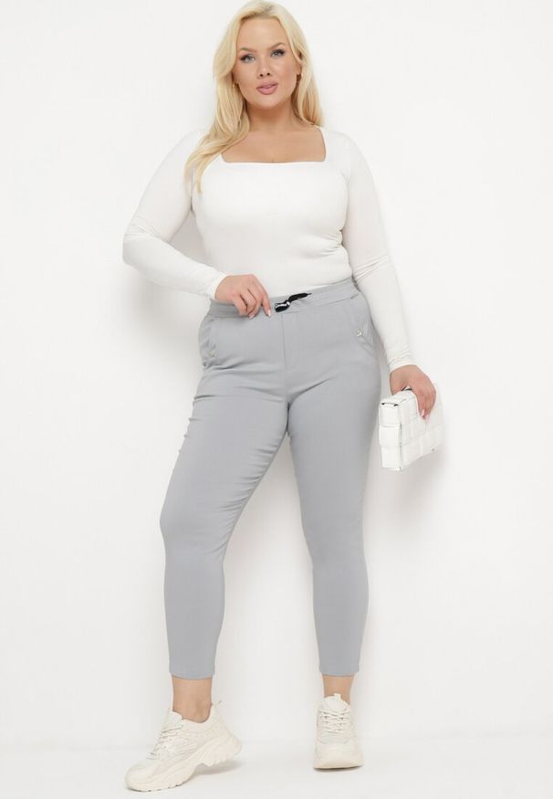 Born2be - Jasnoszare Spodnie z Nogawkami 7/8 i Kieszeniami Gavotta. Okazja: na co dzień. Kolekcja: plus size. Kolor: szary. Materiał: satyna. Styl: elegancki, casual