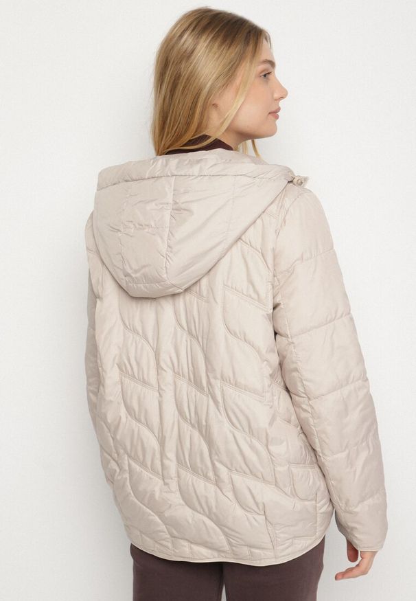 Born2be - Beżowa Pikowana Kurtka Przejściowa o Klasycznym Kroju z Kapturem Tavitte. Okazja: na spacer, na co dzień. Typ kołnierza: kaptur. Kolekcja: plus size. Kolor: beżowy. Materiał: poliester, jeans. Wzór: aplikacja. Styl: klasyczny