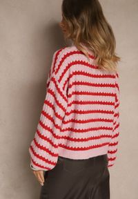 Renee - Różowo-Czerwony Oversizowy Sweter w Paski z Dzianiny z Wełną i Wiskozą Aventole. Okazja: na co dzień. Kolor: różowy. Materiał: wełna, wiskoza, dzianina. Wzór: paski. Styl: klasyczny, casual, elegancki