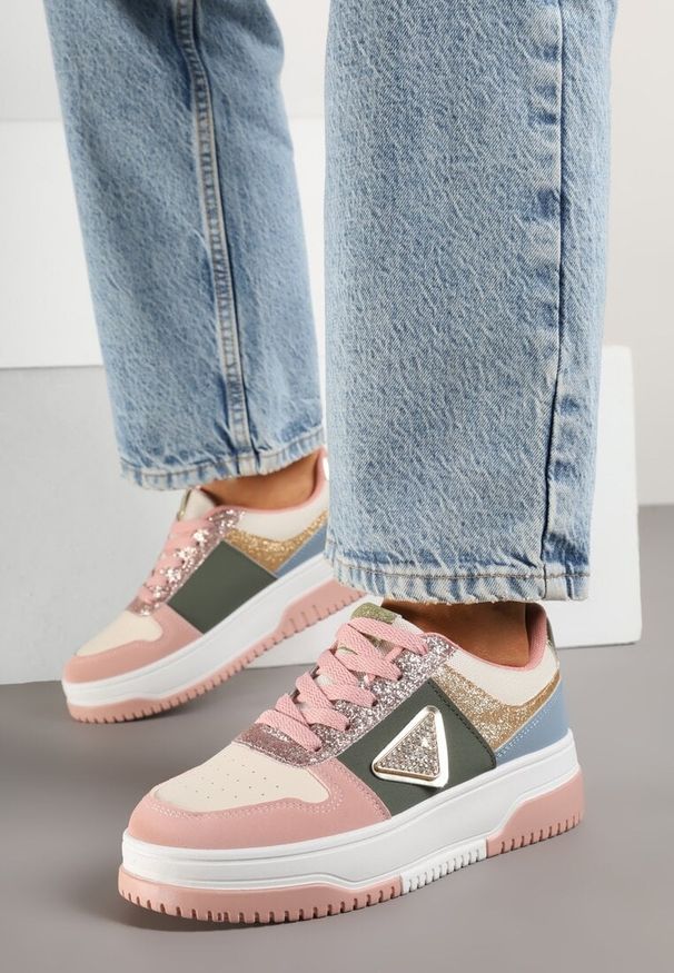 Renee - Różowo-Zielone Sneakersy z Perforacją Cyrkoniami i Brokatem Tillidara. Okazja: na co dzień. Zapięcie: sznurówki. Kolor: różowy. Materiał: jeans. Wzór: aplikacja. Sezon: lato, wiosna