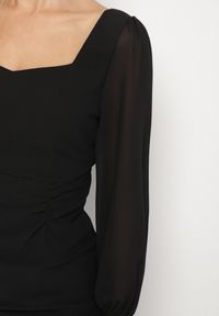 Born2be - Czarna Taliowana Sukienka VICES z Falbankami i Bufiastymi Rękawami Aruvita. Okazja: na ślub cywilny, na wesele. Typ kołnierza: kołnierz z falbankami. Kolor: czarny. Materiał: lakier. Typ sukienki: oversize. Styl: klasyczny #2