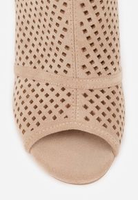 Renee - Jasnobeżowe Sandały Vices na Słupku z Ażurową Cholewką Felilina. Okazja: na spotkanie biznesowe, na spacer. Nosek buta: otwarty. Zapięcie: zamek. Kolor: beżowy. Wzór: ażurowy. Materiał: koronka. Sezon: lato. Obcas: na słupku. Styl: biznesowy, elegancki. Wysokość obcasa: średni #8