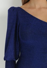 Born2be - Granatowa Sukienka Asymetryczna z Głębokim Rozcięciem na Dole Riris. Kolor: niebieski. Materiał: dzianina. Sezon: zima. Typ sukienki: asymetryczne