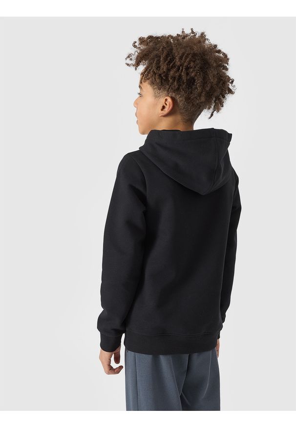 4f - 4F Bluza dresowa nierozpinana z kapturem chłopięca - czarna 122 (6-7 lat). Okazja: na co dzień. Typ kołnierza: kaptur. Kolor: czarny. Materiał: dresówka. Wzór: gładki, ze splotem. Sezon: lato. Styl: casual, sportowy