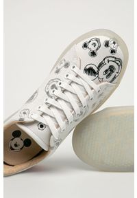 MOA Concept - Buty skórzane x Disney. Nosek buta: okrągły. Zapięcie: sznurówki. Kolor: biały. Materiał: skóra. Szerokość cholewki: normalna. Wzór: motyw z bajki. Obcas: na obcasie. Wysokość obcasa: niski #5