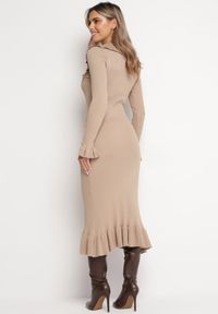 Born2be - Beżowa Prążkowana Sukienka Midi z Kołnierzykiem z Guzikami i Falbanką Prestaria. Okazja: do pracy, na spotkanie biznesowe. Kolor: beżowy. Materiał: prążkowany. Styl: biznesowy. Długość: midi #2