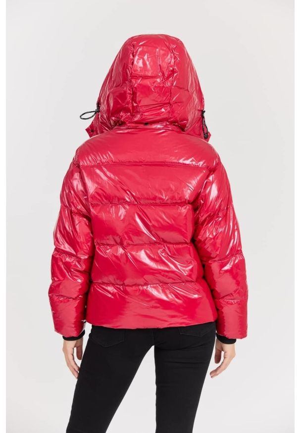 Karl Lagerfeld - KARL LAGERFELD Czerwona damska kurtka Hooded Down Jacket, Rozmiar M. Kolor: czerwony. Materiał: puch, poliamid. Długość rękawa: długi rękaw. Długość: długie